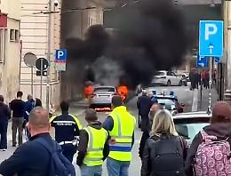 Auto in fiamme in centro, paura a pochi passi dalla stazione