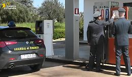 Caro carburante, controlli serrati della Finanza: irregolarit&agrave; in 4 distributori. Le foto