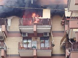 Incendio in via Rizzitelli, donna soccorsa per aver inalato fumi