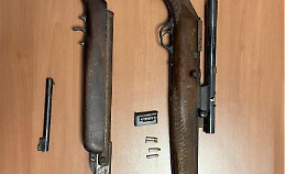 Armi in casa e droga nascosta: arrestata una 40enne. Le foto