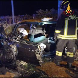 Scontro frontale tra due auto, due morti e cinque feriti gravi. Le foto