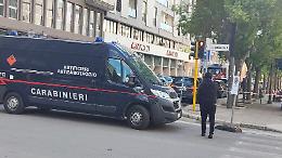 Allarme bomba in piazza della Vittoria: area isolata e controlli degli Artificieri. Foto e video