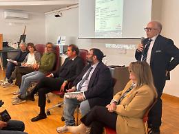 Commercio in crisi, "Un locale su tre &egrave; sfitto". Confronto tra istituzioni e candidati sindaco