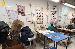 Laboratorio tessile abusivo scoperto, maxi sequestro