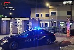 Tenta di colpire con le forbici la madre, decisivo l'intervento dei carabinieri