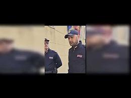 Tenta il suicidio con un coltello, salvato dalla Polizia: due agenti feriti. Il video