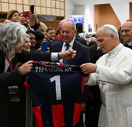 Il Papa ora tifa Taranto: maglia rossobl&ugrave; donata a Leone XIV