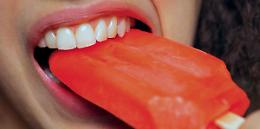 Gelati, ghiaccioli e bibite fredde possono davvero far male ai nostri denti?