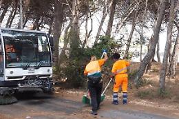 Interventi di pulizia a Lido Azzurro, in azione gli uomini di Kyma Ambiente. Le foto