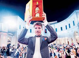 Premio Strega, dopo la vittoria Martina Franca abbraccia Mario Desiati