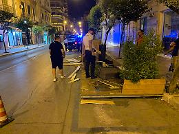 Sbaglia manovra e travolge il gazebo di un pub in via Principe Amedeo. Le foto