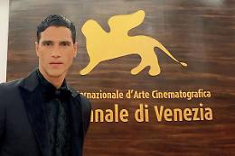Fabio Mancini come Rudy sul red carpet del Festival di Venezia