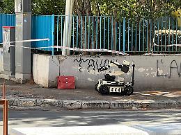 Aggiornamento - Borsa sospetta sul muretto di una scuola in via Campania, in azione un robot degli Artificieri