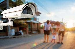 E' reato mettere la videocamera wireless sul balcone se inquadra altrui proprietà privata