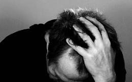 Dietro ogni suicidio c’è una storia di fragilità umana