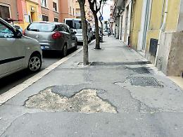 Via Dante, dove camminare è un’impresa