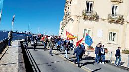Corteo dei lavoratori di Acciaierie d’Italia, cambia la viabilità in città. Il video