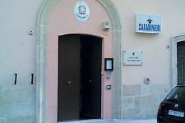 Picchiano donna incinta e finiscono ai domiciliari