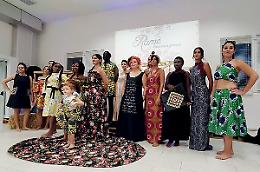 Sfilata con abiti del laboratorio di sartoria sociale a Manduria