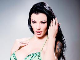 Solidarietà in 12 scatti nel nuovo calendario di Amandha Fox