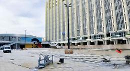 Due donne carpentiere nel cantiere del nuovo piazzale Dante