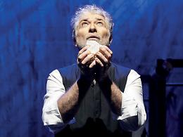 "La corsa dietro il vento": Gioele Dix porta a teatro Dino Buzzati