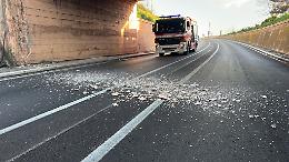 Violente raffiche di vento, cadono calcinacci da un ponte. Strada interrotta. Le foto