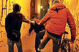 Aggrediti due ragazzi per aver difeso un anziano: baby gang scatena la violenza nel centro storico di Ostuni