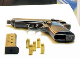 Minaccia con la pistola il gestore di un circolo ricreativo: arrestato