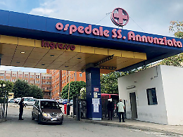 Gazebo sradicato dal vento: una donna è grave in ospedale. Feriti anche bambini
