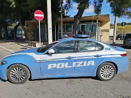 Tenta di investire un poliziotto e scappa: identificato e arrestato