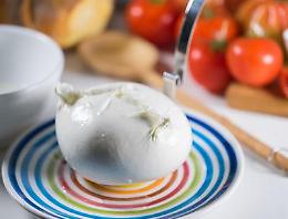 Una donna muore soffocata mentre mangia una mozzarella