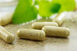 Moringa, curcuma e spirulina. L'immunologo sugli integratori: "Non c'&egrave; assenza di rischi"