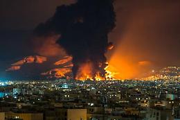 Nubi nere sopra Teheran, medici ambiente: "Rischio piogge acide e gas nocivi"