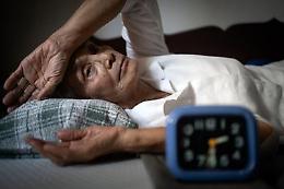 Insonnia degli anziani disturbo sottovalutato, i consigli di Garattini