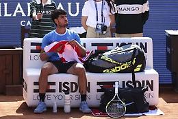 Alcaraz e il tutore al polso, il medico: "E' l'anello debole dei tennisti, sull'articolazione il 30% degli infortuni agli arti superiori"