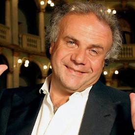 Jerry Calà a Martina Franca:  tuffo nella musica italiana tra risate e ricordi

