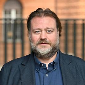 Stefano Fresi al Teatro Orfeo: un viaggio in De André tra amore, guerra e gli ultimi