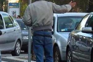 Raffica di controlli: beccati 9 parcheggiatori abusivi e arrestata una rapinatrice