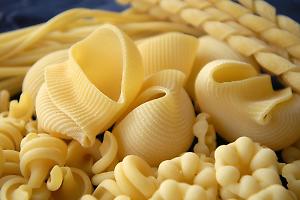World Pasta Day, la Puglia riscopre le orecchiette fatte in casa mentre il grano italiano soffre la crisi dei prezzi