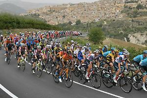 Passa il Giro d’Italia: cimitero chiuso al mattino, divieti e rimozioni lungo il percorso