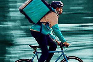 I rider a Taranto tra paghe minime e nessuna tutela: “Fino a 40 chilometri al giorno per 20 euro”