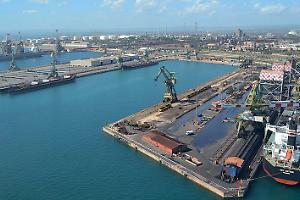 La nave-cisterna Seasalvia lascia il porto, ma l'Usb conferma: "Nuovo presidio davanti la raffineria"
