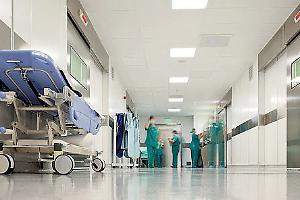 Medici e infermieri nel mirino: due aggressioni in 24 ore negli ospedali baresi