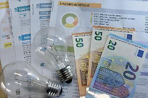 L'Enel fa utili, ma cittadini e imprese continuano a pagare carissima l'energia