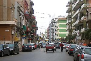 Tredici addetti alle pulizie ambientali nei Tamburi rischiano il posto: il Comune chiede il ripristino dei fondi