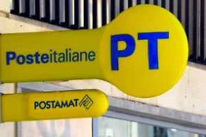 Aggredisce le impiegate dell'ufficio postale e si scaglia contro i poliziotti: arrestato un 34enne