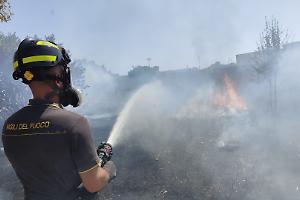 Giornata di fuoco, doppio incendio minaccia abitazioni e aree verdi