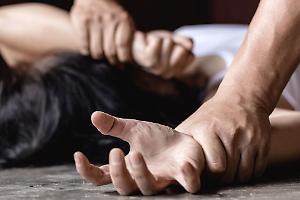 Abusava della figlia e faceva riprendere tutto dalla compagna