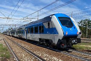 Incendio vicino ai binari, traffico ferroviario in tilt. Ritardi sulla linea adriatica